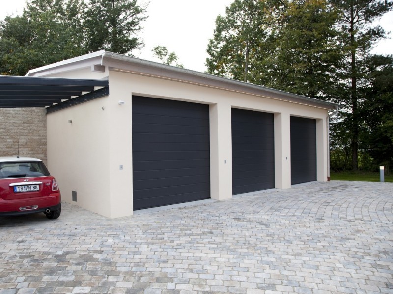 3-fach Garage mit Auenanlagen