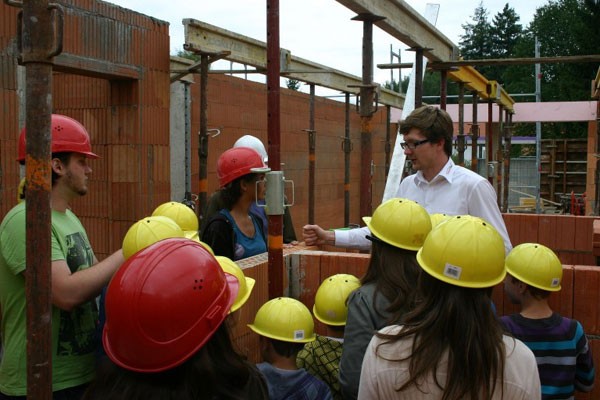 Kinderbesuch auf der Baustelle