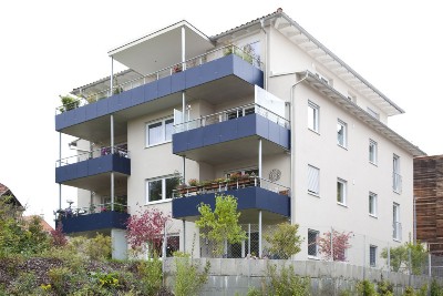 Mehrfamilienhaus mit Balkonen